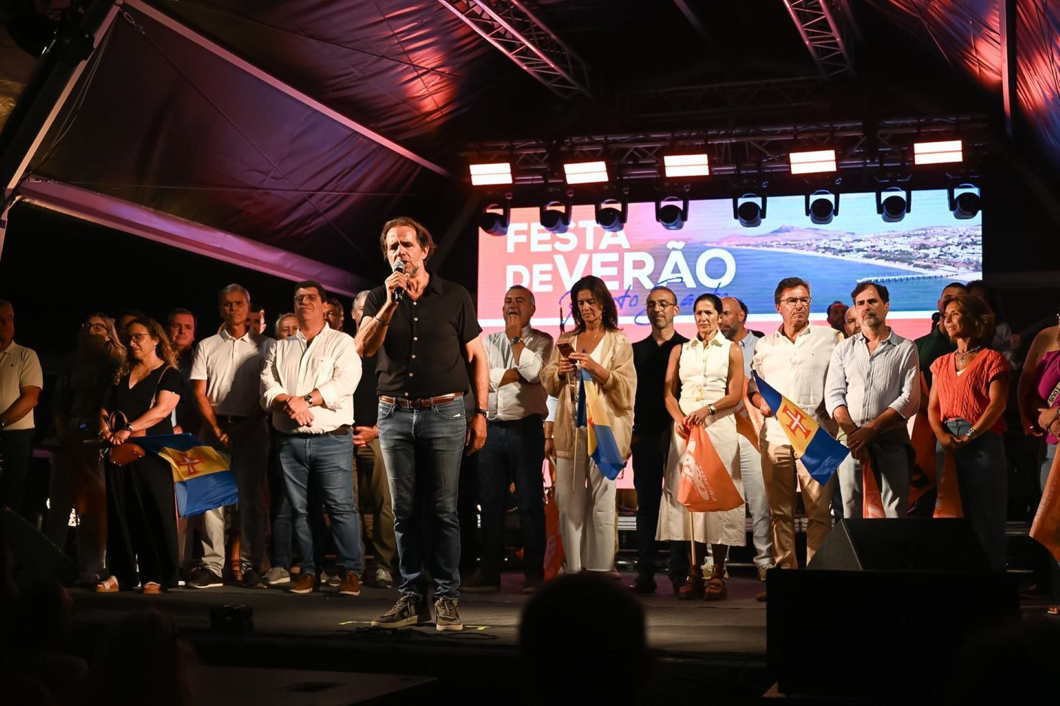 “Eu não faço consensos com a oposição, porque com eles a Madeira afundava” afirma Albuquerque, assegurando que é no PSD que o povo confia e que é com o PSD que a Região continuará a seguir em frente